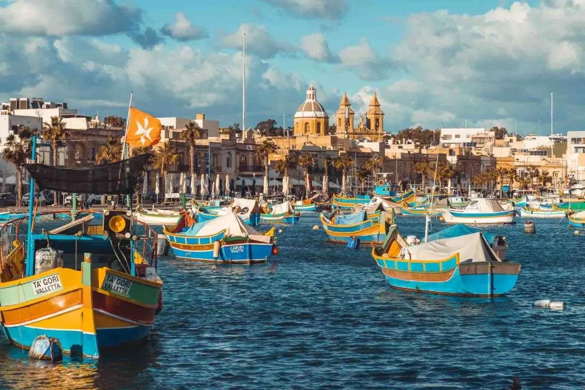 Exploring the Connections Between Malta and Holandia