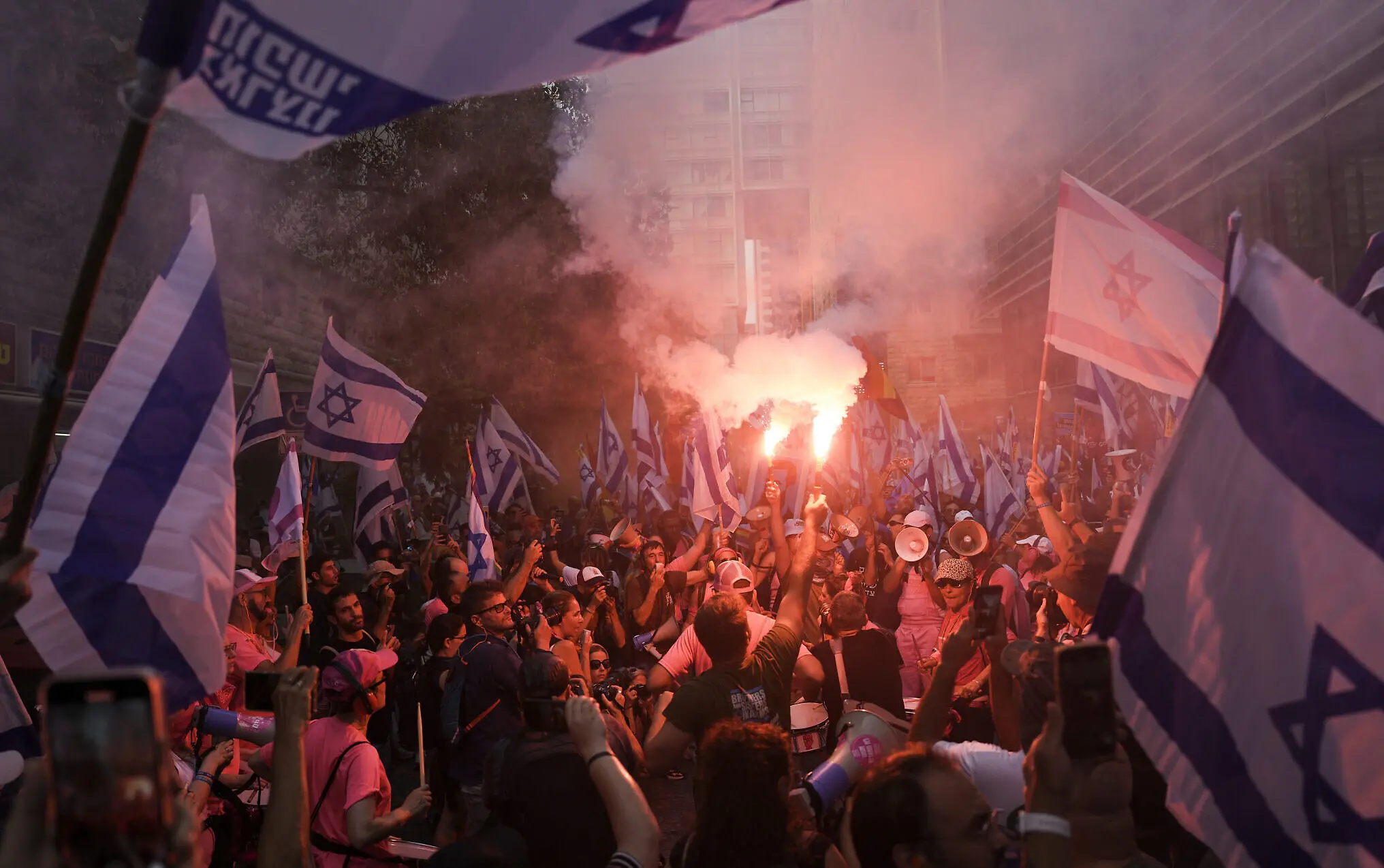 Protests at Train Stations: A Picture of Growing Discontent