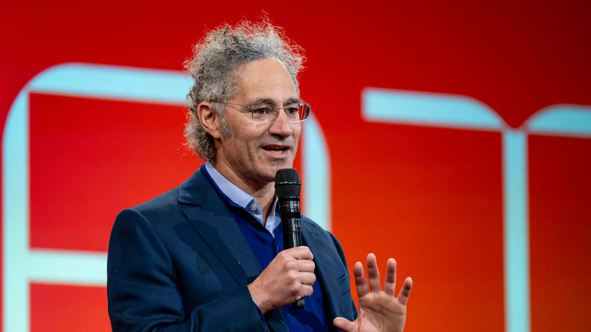 Palantir: The Leader in Data Analytics Solutions