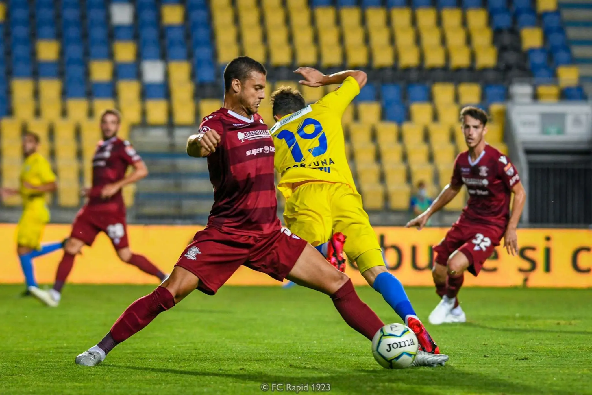 The Exciting Rivalry Between Rapid Bucureşti and Petrolul