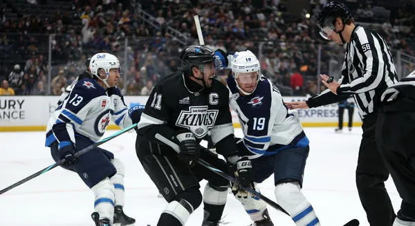 Jonathan Toews Scores Late Goal in Jets’ Shootout Loss to Predators