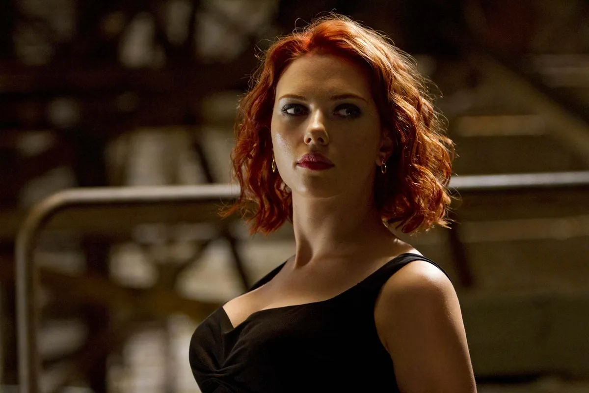 Scarlett Johansson Returns to SNL Amidst Jokes from Colin Jost and Michael Che