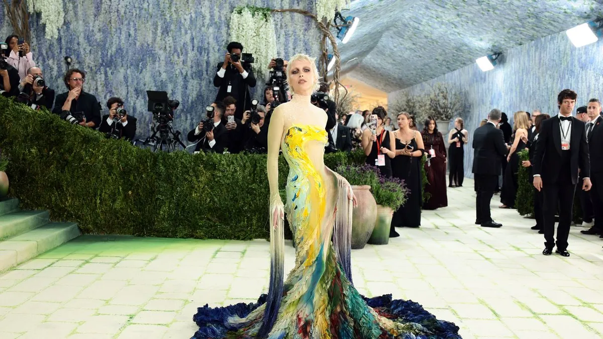 Emma chamberlain: How ‘s Custom Gown at the Met Gala 2026 Redefines Fashion